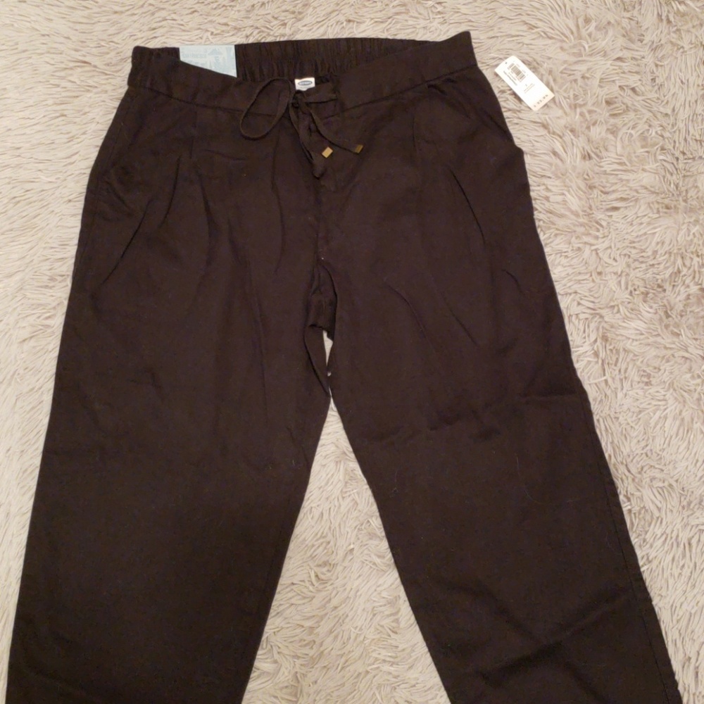 NWT Black Old Navy Cropped cuffed capris Size 2